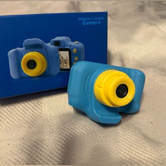 Kids Digital Camera Like New! Video, Photos, Rechargeable! Amazing Gift! - Picture 2 of 16